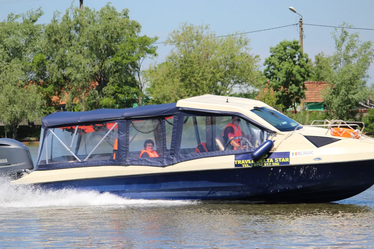 Travel Delta Star speedboat on the Danube