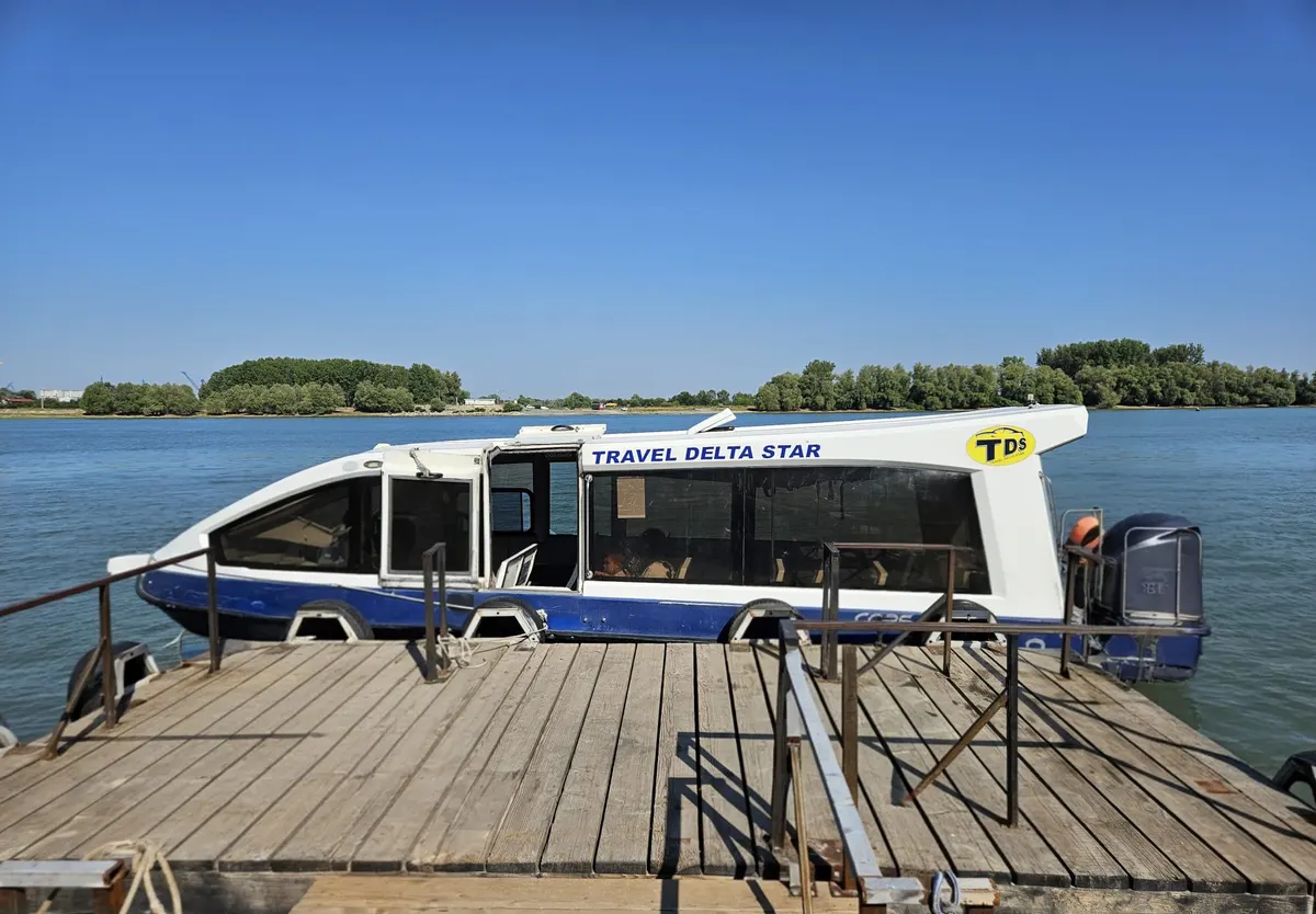 Navă rapidă Travel Delta Star la un ponton de lemn, pe Dunăre