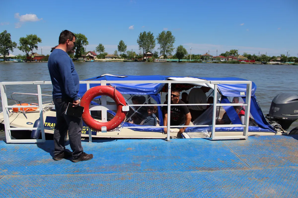 Navă Travel Delta Star acostată la ponton, cu pasageri la bord
